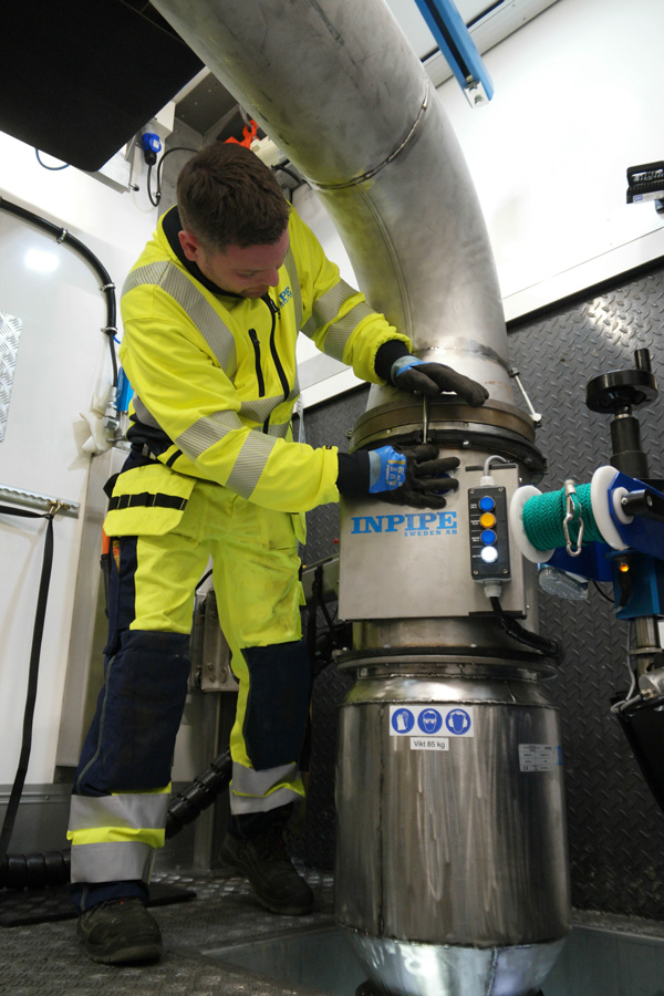 Personnel working with inpipe's equipment